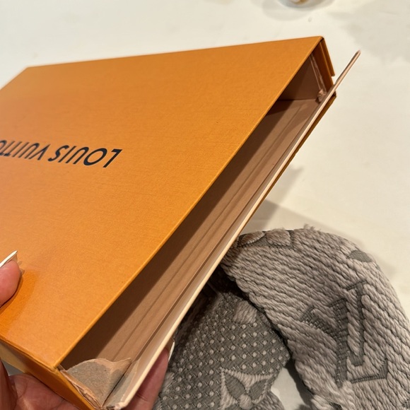 Authentic Louis Logomania wool scarf with box - Picture 9 of 11